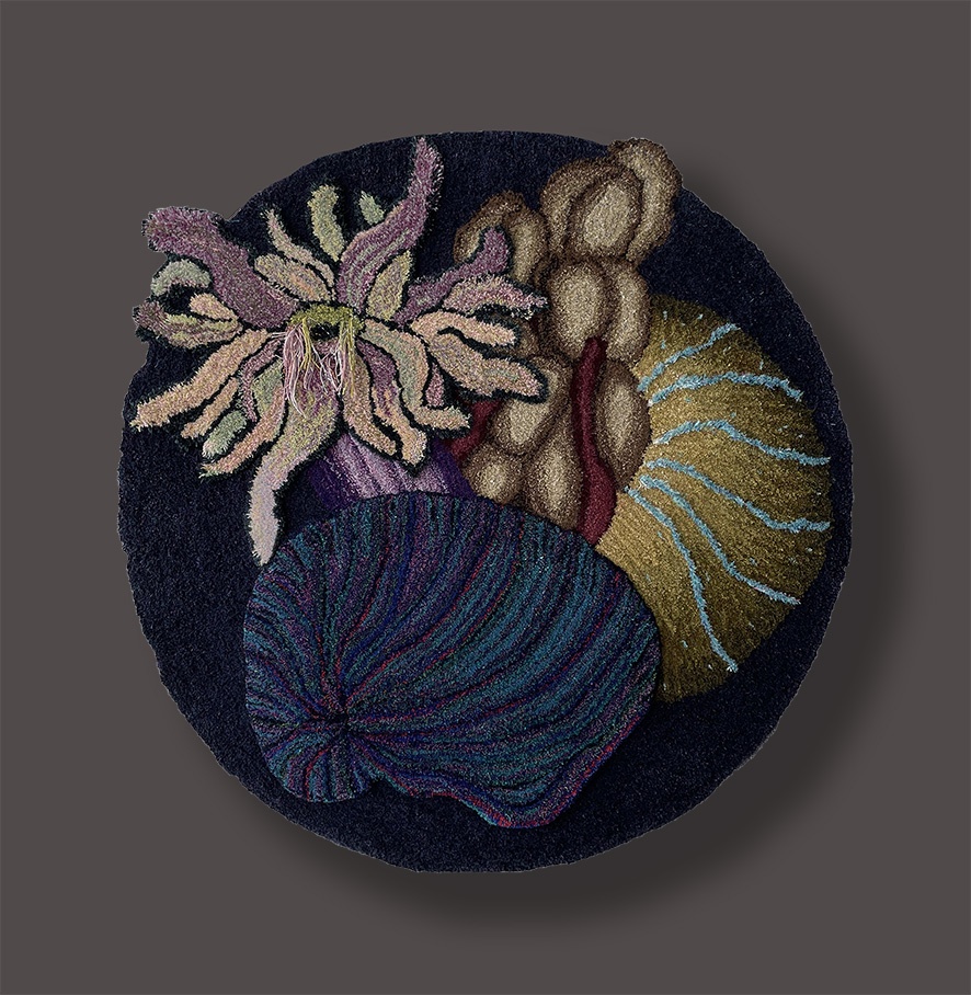 Tuftat textilt verk i ull och lingarn. ca 120 cm i diam